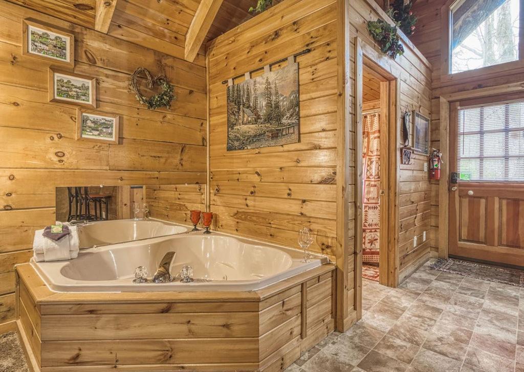 Mountain Eden, Hot Tub, Resort Pool, Wifi, 1089 Free Tickets Each Paid Day, Dollywood And More Gatlinburg Zewnętrze zdjęcie
